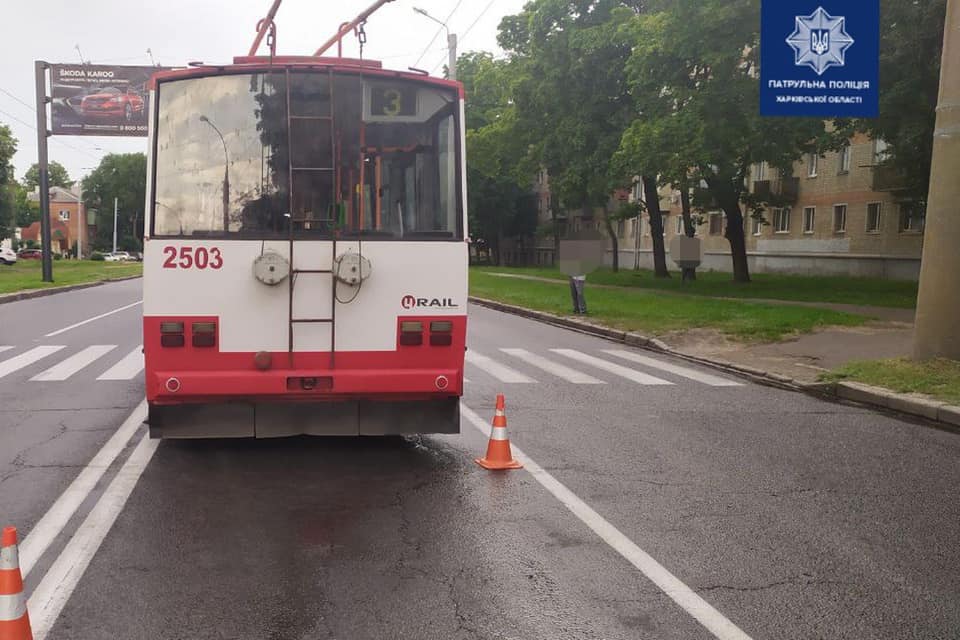 Харьковчанка кинулась под троллейбус