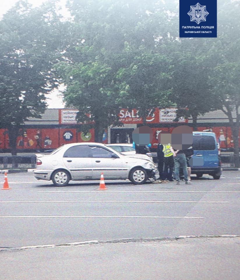 В Харькове водитель Renault не пропустил на перекрестке Daewoo (фото)