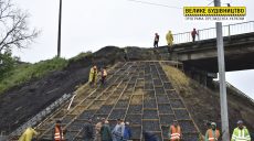 На автодороге Купянск — Кругляковка начали капитальный ремонт моста через железную дорогу (фото)