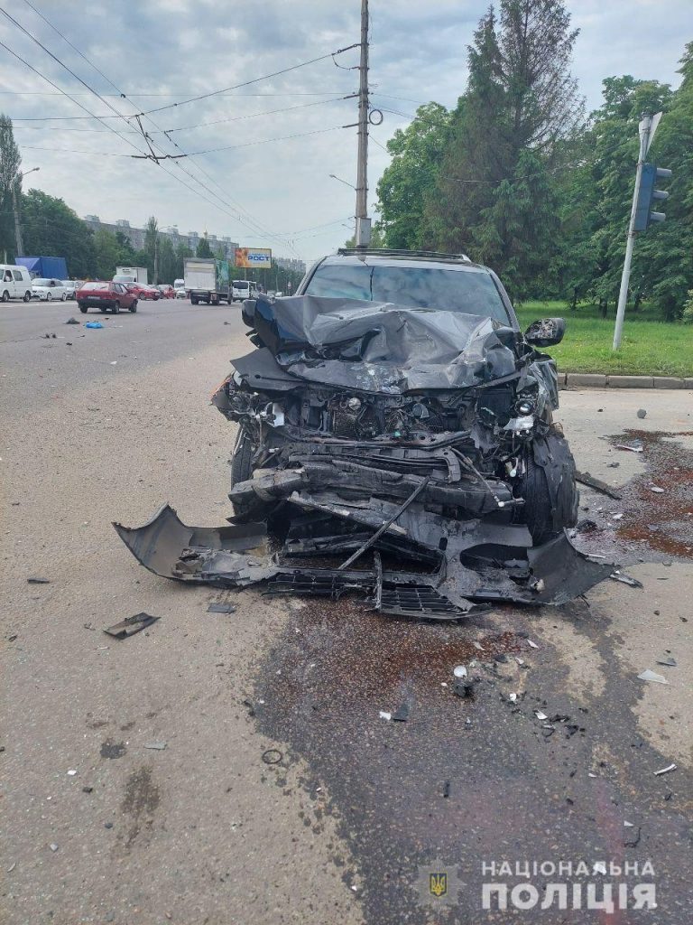 В Харькове Lexus и Renault Trafic не поделили дорогу: водитель и пассажир микроавтобуса в больнице (фото)