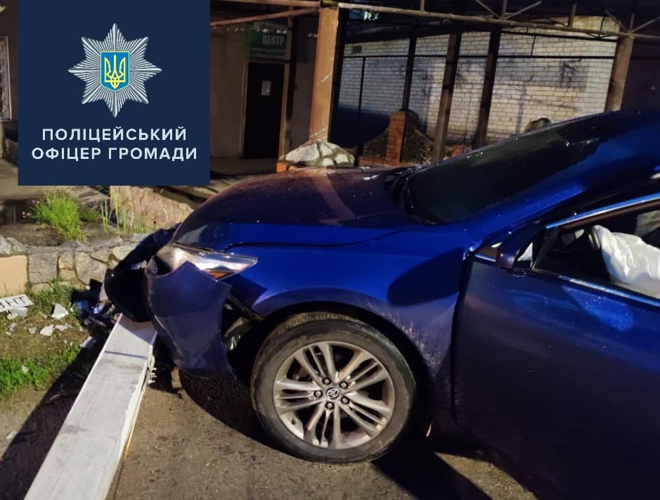 Под Харьковом пьяный водитель угрожал побить битой прохожих — подробности происшествия с участием журналиста