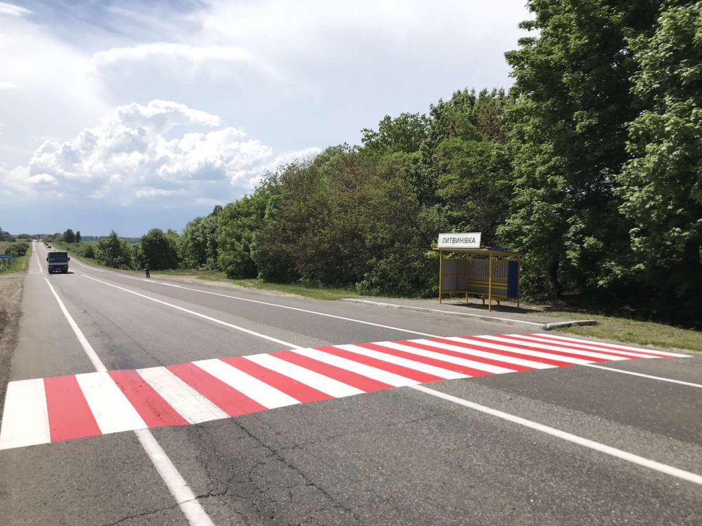 На дорогах Харьковщины нанесено 318 км дорожной разметки (фото)