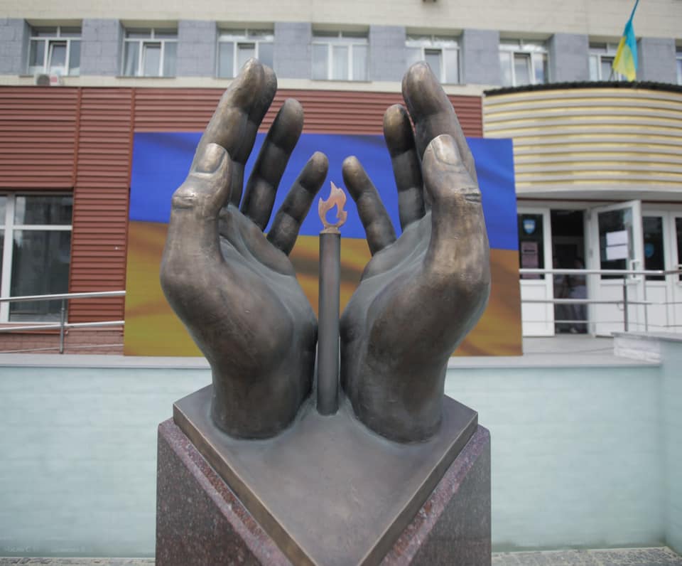 В Киеве открыт мемориал медикам, погибшим от COVID-19