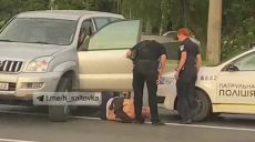 В Харькове пьяный водитель во время проверки патрульными выпал из своего авто (фото)