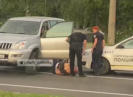В Харькове пьяный водитель во время проверки патрульными выпал из своего авто (фото)
