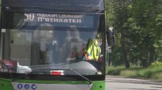 Розряджається та їде дві години: тролейбус з П’ятихаток змінив маршрут (відео)