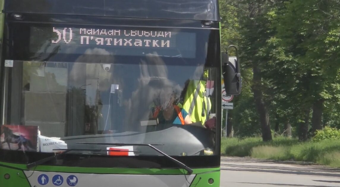 Розряджається та їде дві години: тролейбус з П’ятихаток змінив маршрут (відео)