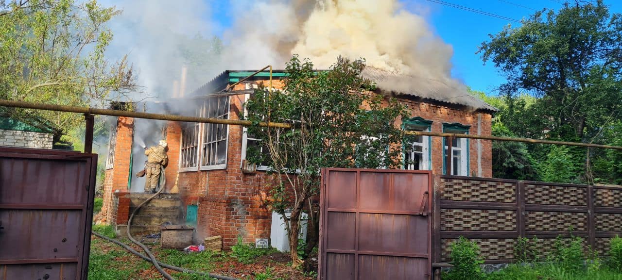 Под Харьковом на пожаре пострадали женщина с двухнедельным младенцем (фоторепортаж)