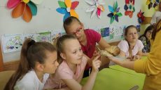 До пришкільного табору в Харкові привезли гігантського равлика (відео)