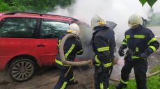 На Харьковщине во время движения загорелся автомобиль (фото)