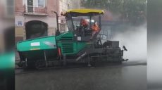 Пішов дощ — взялися асфальтувати: особливості ремонту Московського проспекту (відео)