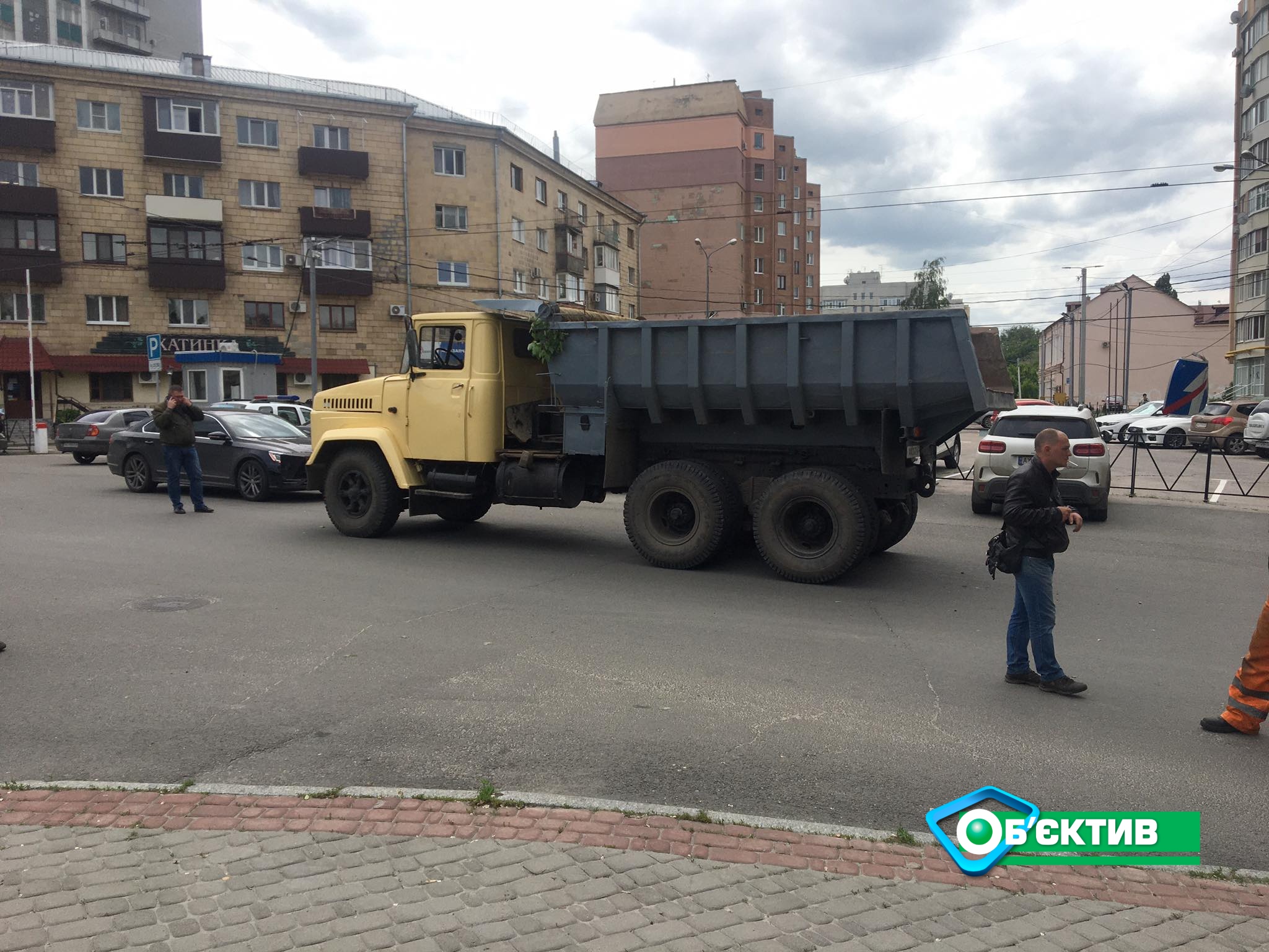 Грузовик повалил столб на иномарку в Харькове 