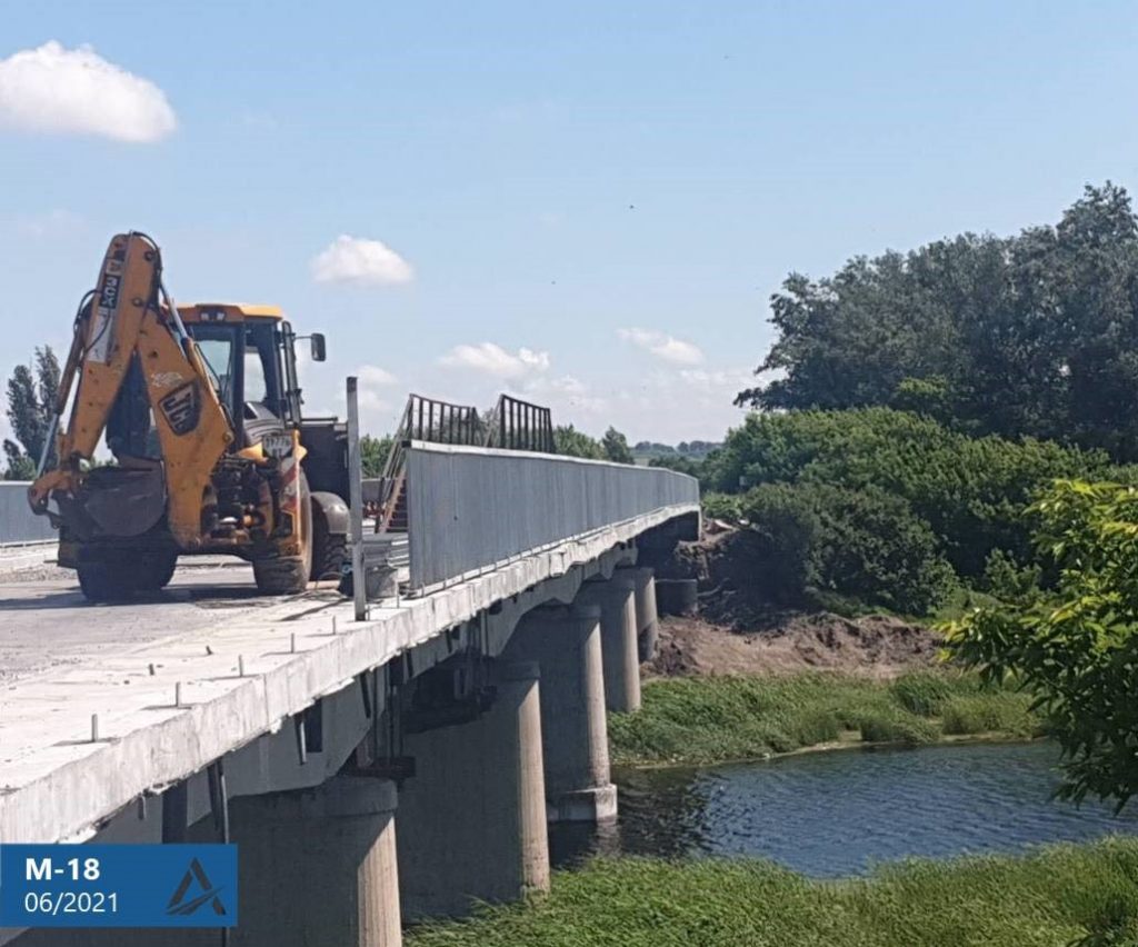 На Харьковщине продолжают ремонтировать мост на симферопольской трассе (фото)