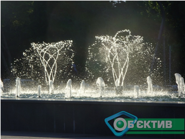 Фонтан с подсветкой в парке "Победа" в Харькове
