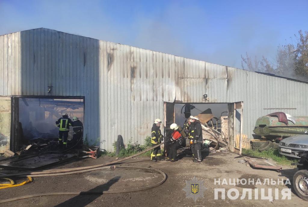 Полиция занялась расследованием пожара на СТО в Харьковской области (фото)
