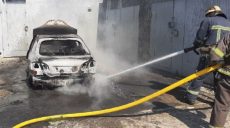 В Харькове спасатели ликвидировали пожар в гаражном кооперативе (фото)