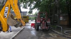 «Фонтан» на вулиці 23 Серпня: мешканці скаржаться на постійні аварії (відео)