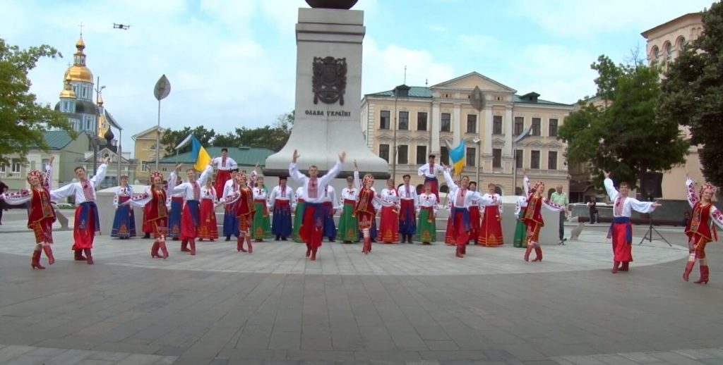 Святковий концерт і покладання квітів: у Харкові відзначили День Конституції (відео)
