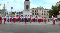 Святковий концерт і покладання квітів: у Харкові відзначили День Конституції (відео)