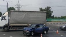 В Харькове легковушка въехала под грузовик (фото)
