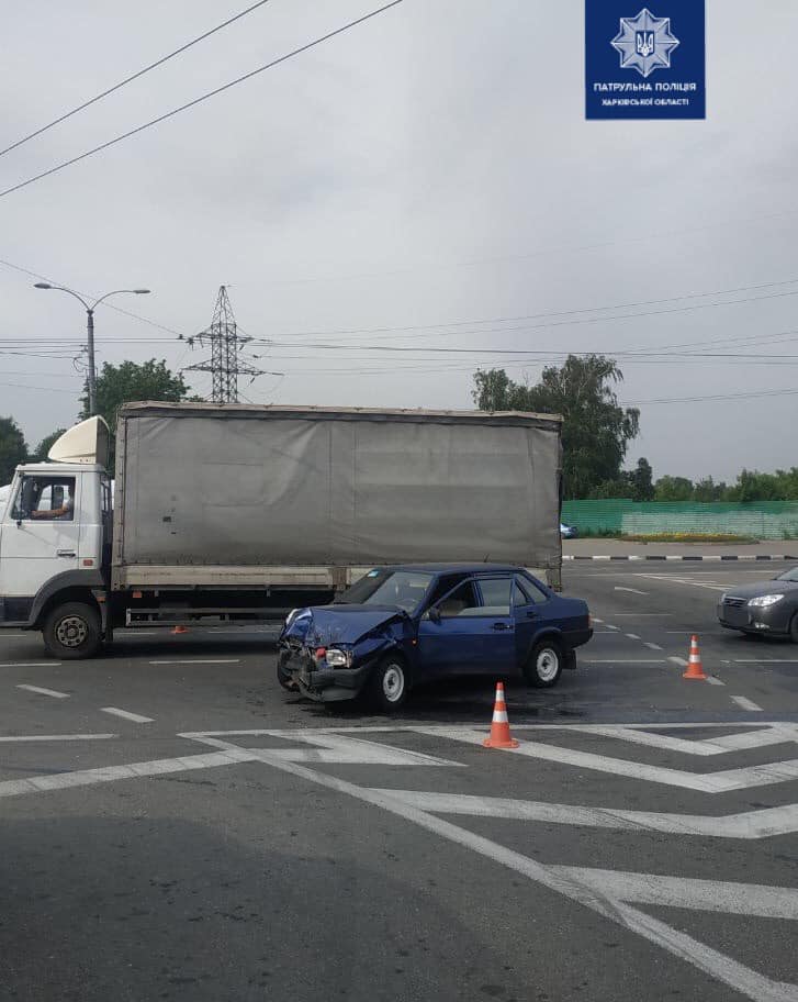 В Харькове легковушка въехала под грузовик (фото)