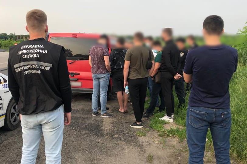 На Харьковщине задержали нелегального автоперевозчика: возил жителей ОРДЛО (фото)
