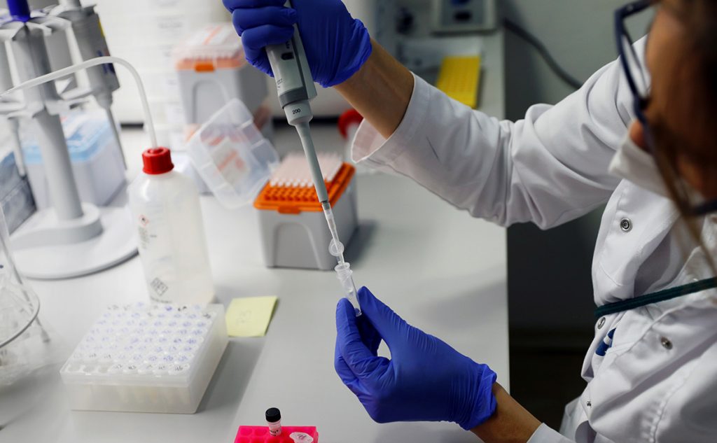 В ВОЗ начали испытания трех препаратов, которыми будут лечить тяжелые формы коронавируса