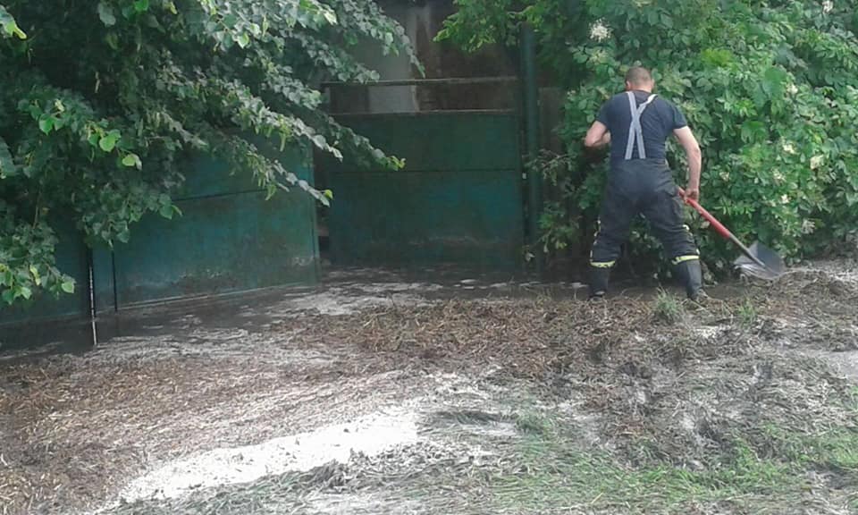 Сильный ливень затопил частные дома на Харьковщине (фоторепортаж)
