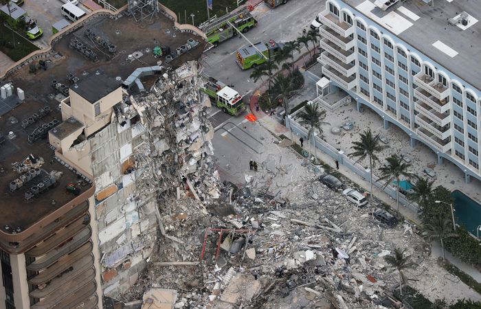 В Майами обрушился жилой дом — под завалами около 100 человек (фото)
