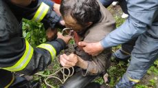 Житель Харьковщины свалился в 8-метровый колодец (фото)