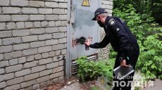 Полицейские вместе с активистами закрасили Интернет-адреса наркомагазинов (видео, фото)