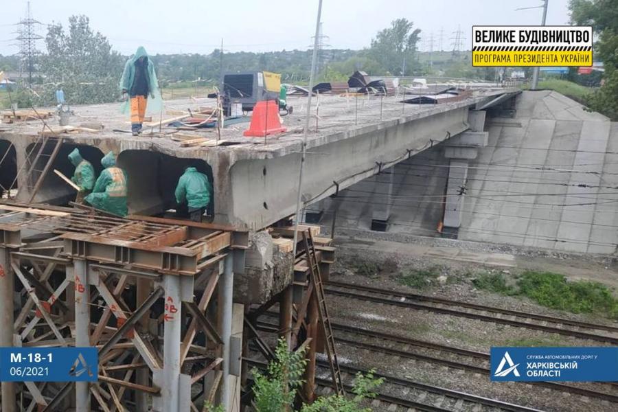 Дорожники продолжают демонтировать Песочинский мост (фото)