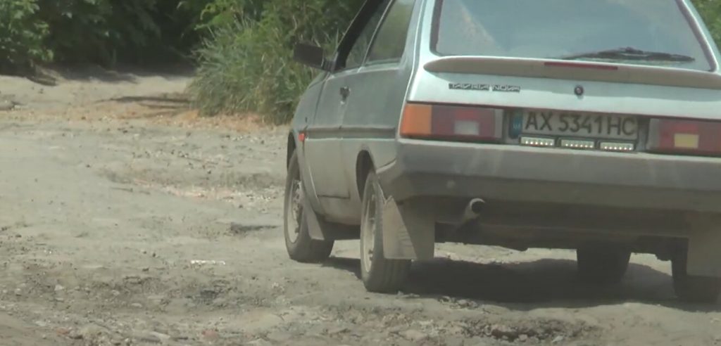 Замість асфальту — суміш із каміння та сміття: мешканці Великої Данилівки вимагають відремонтувати дорогу