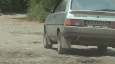 Замість асфальту — суміш із каміння та сміття: мешканці Великої Данилівки вимагають відремонтувати дорогу
