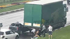 В Харькове водитель легковушки нарушил ПДД и влетел в грузовик (фото)