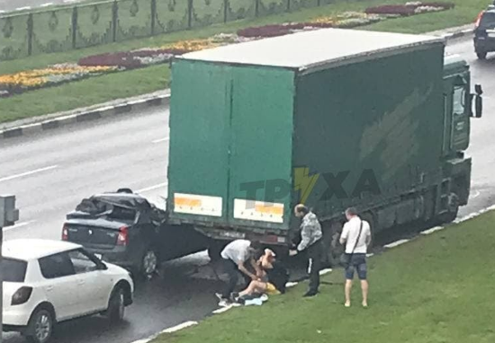 В Харькове водитель легковушки нарушил ПДД и влетел в грузовик (фото)
