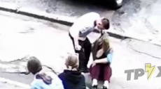 Множество ударов кулаками и ногами по голове: в Харькове подросток жестоко избил сверстницу (видео)