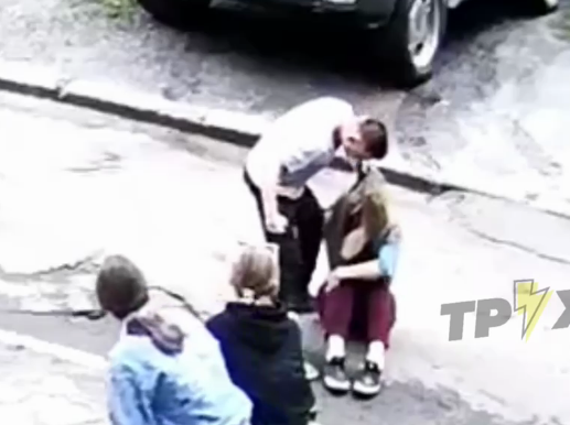 Множество ударов кулаками и ногами по голове: в Харькове подросток жестоко избил сверстницу (видео)