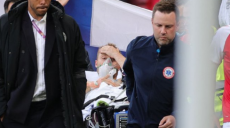 Матч Евро-2020 остановили: капитан сборной Дании потерял сознание во время игры (видео)