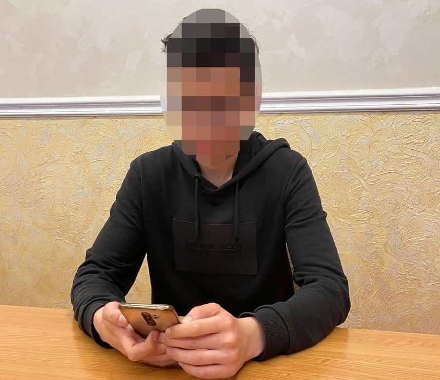 Ученик 11-го класса, который разместил два видеоролика с сообщением о совершении террористических актов в харьковских школах