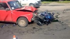 В Харькове мотоциклист врезался в легковушку: пострадавших увезли на «скорой»