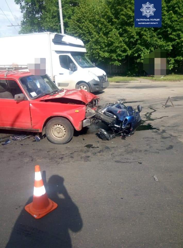 В Харькове мотоциклист врезался в легковушку: пострадавших увезли на «скорой»