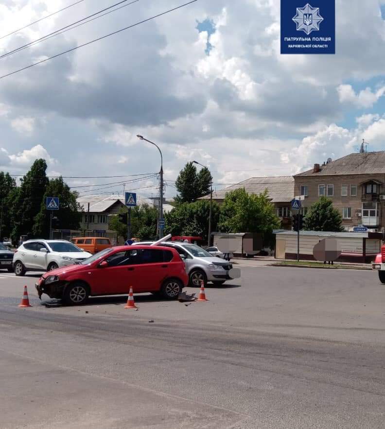 В Харькове перекресток не поделили три легковушки: есть пострадавшие
