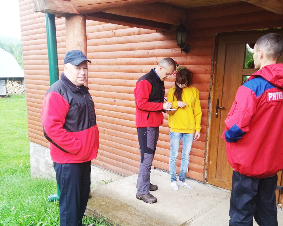 Закарпатские спасатели нашли заблудившеюся туристку из Харьковской области - фото 1