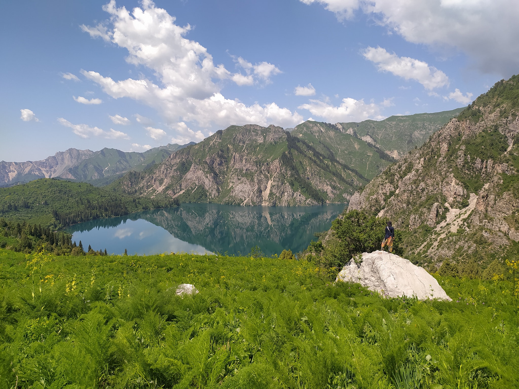 В Кыргызстане много гор и чистых озер