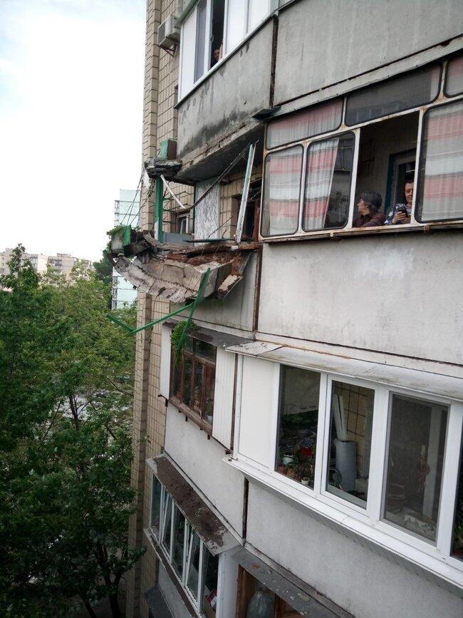 Конструкция балкона не выдержала тонны земли