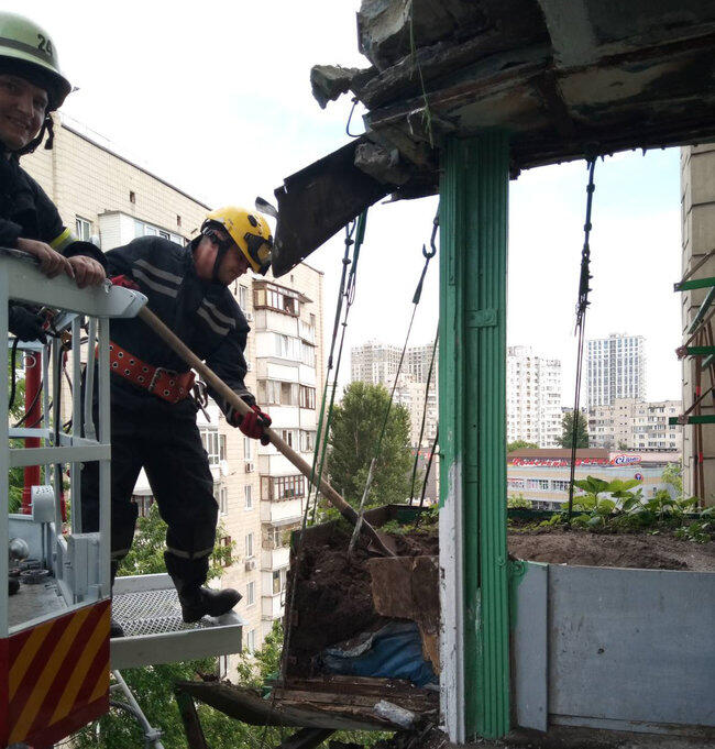 В столичной многоэтажке рухнул балкон с тонной земли под грядки с ягодами (фото)