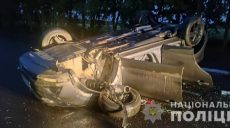 В Харьковской области пенсионерка на Nissan попала в аварию, авто перевернулось (фото)