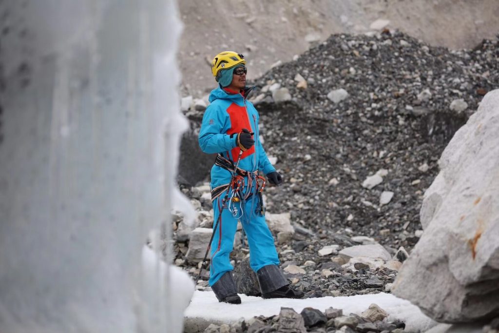 Слепой китайский альпинист поднялся на вершину мира — Эверест