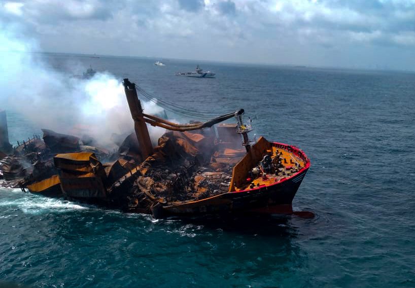 Контейнеровоз с химикатами у Берегов Шри-Ланки, горевший с 20 мая, затонул (фото)